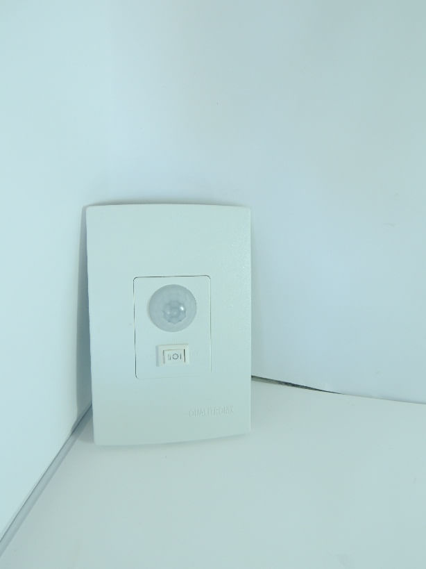 Sensor de Presença Microcontrolado 180º c/ Fotocélula e Chave Qualitronix