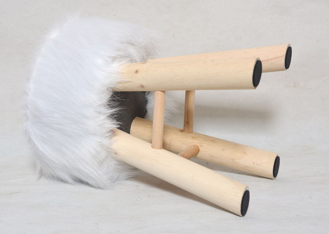 Puff Pelo Alto Branco 28x40cm Com Pé De Madeira Coisas e Coisinhas