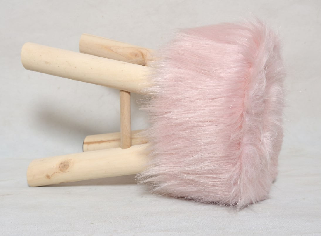Puff Pelo Alto Rosa 28x40cm Com Pé De Madeira Coisas e Coisinhas