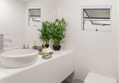 Janela-maxim-ar-de-aluminio-com-tela-Alumifort-60x100cm-branca-Sasazaki-1432648