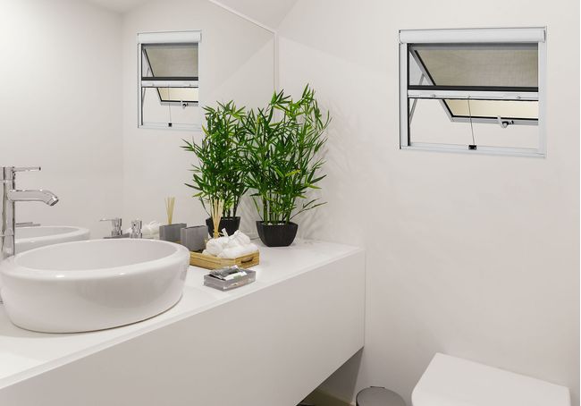 Janela-maxim-ar-de-aluminio-com-tela-Alumifort-60x100cm-branca-Sasazaki-1432648