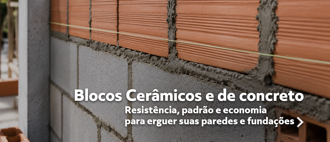 Parede de alvenaria em construção com assentamento alinhado de blocos cerâmicos e blocos de concreto estruturais.