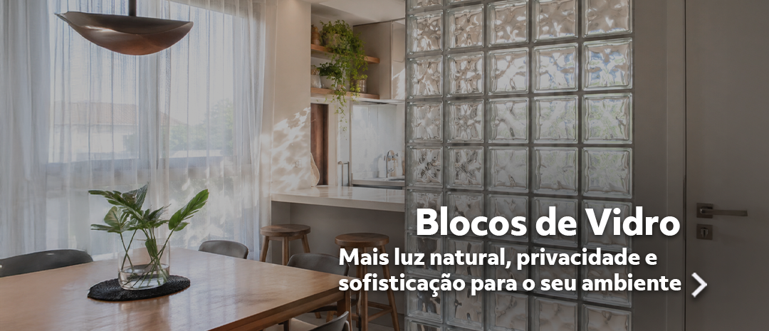 Parede divisória de blocos de vidro wave transparentes iluminada por luz natural, destacando sofisticação e luminosidade no ambiente.